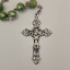 Crucifijo del rosario, de metal, en detalle, parte frontal