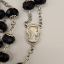 Medalla de la virgen María en la parte frontal