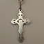 Crucifijo del rosario, de metal, en detalle, parte posterior