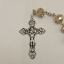 Crucifijo del rosario, de metal, en detalle, parte frontal