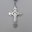 Crucifijo del rosario, de metal, en detalle, parte posterior