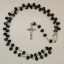 Rosario de cuentas grandes con separadores de flor con Medalla de la Virgen María de perfil y de Cristo Rey, Crucifijo de Cristo Crucificado