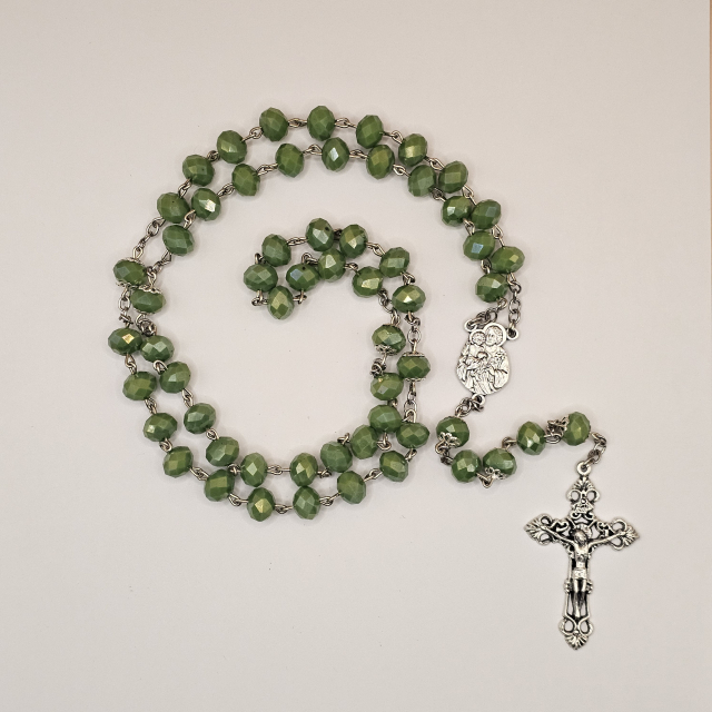 Rosario de cristal grande, facetado verde con cadena plateada
