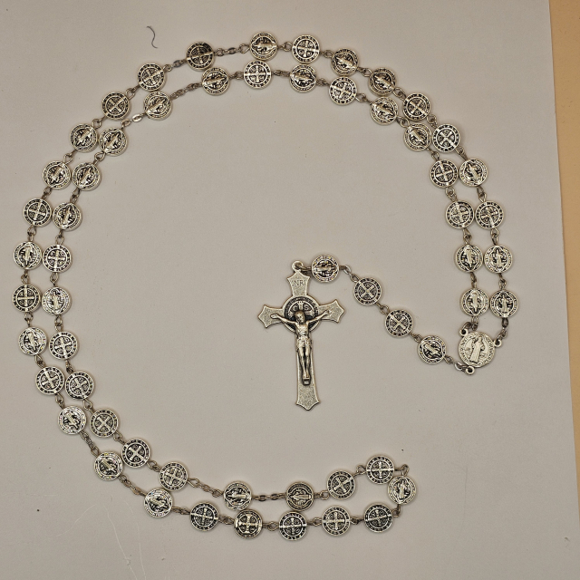 Rosario de san Benito con Medalla de San benito y de la Cruz de San Benito, Crucifijo de Cristo crucificado y medalla de san benito y de san Benito