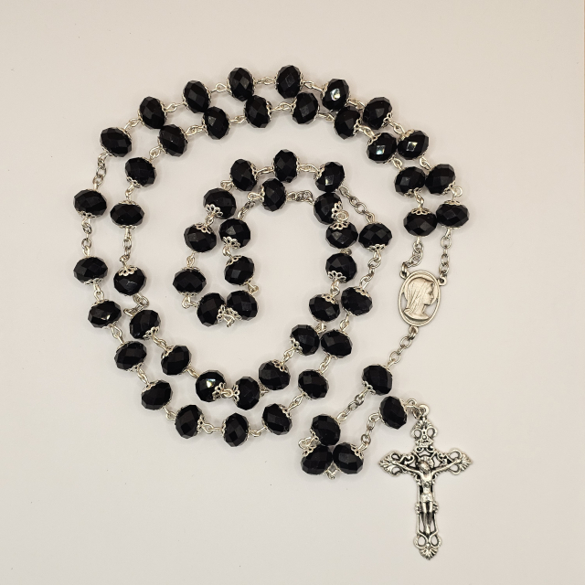 Rosario de cristal grande, facetado negro con cadena plateada