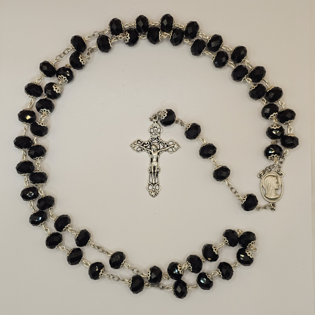 Rosario de cuentas grandes con separadores de flor con Medalla de la Virgen María de perfil y de Cristo Rey, Crucifijo de Cristo Crucificado