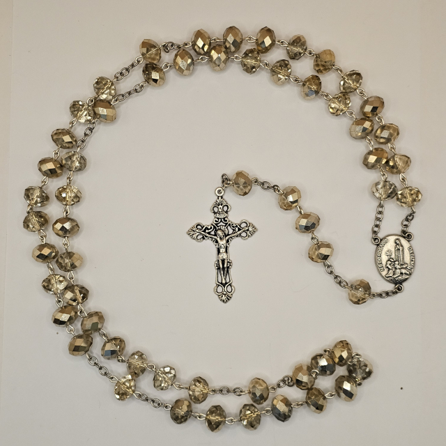 Rosario de cristal grande con cuentas doradas facetadas y medalla de la virgen de Fátima
