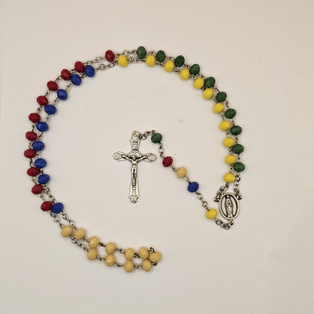 Rosario misionero con Medalla de la virgen de Lourdes, Crucifijo de Cristo crucificado con detalles florales