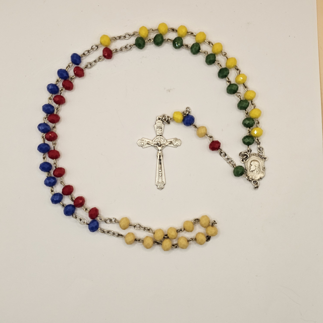 Rosario misionero con Medalla del Sagrado Corazón de Jesus de perfil y de la Virgen del Carmen, Crucifijo de Cristo crucificado con detalles florales