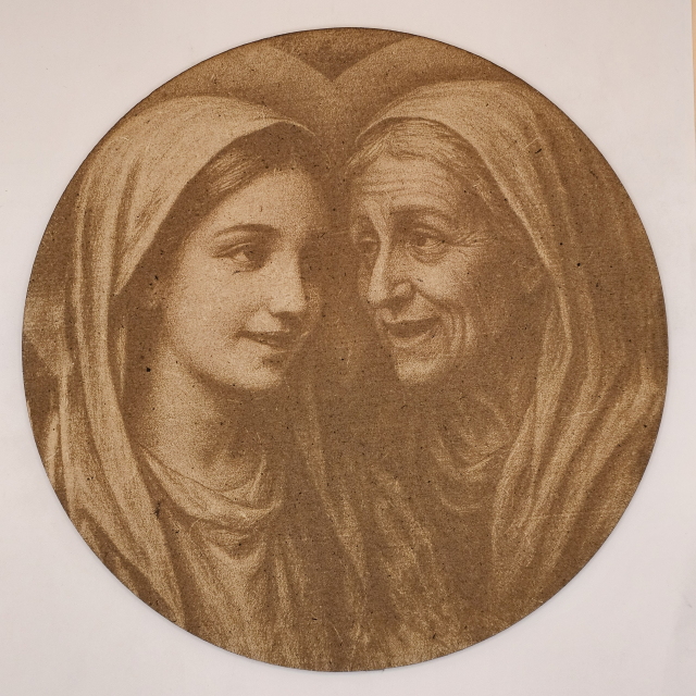Ilustración religiosa de la Visitación de la Virgen María a Santa Isabel, grabada en MDF circular con detalle tradicional - primer plano