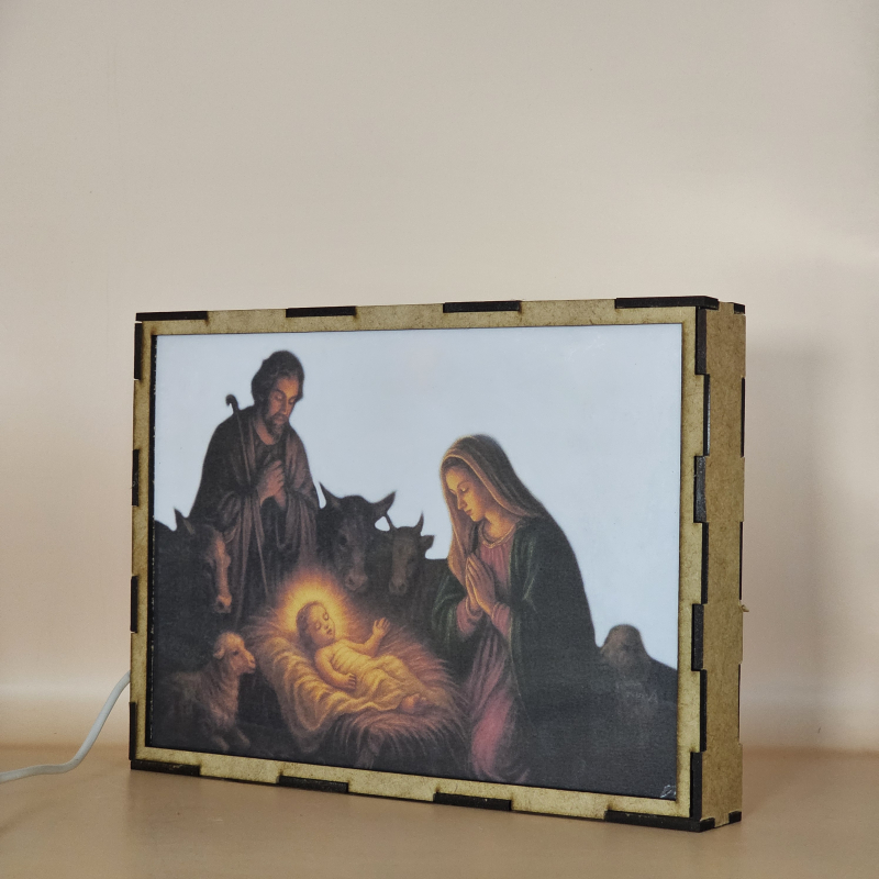 Lámpara con doble imagen el Tercer misterio gosozo El Nacimiento del Hijo de Dios (San José, La Virgen María, El niño Jesús), vista apagada, se esconde la imágen de atras.