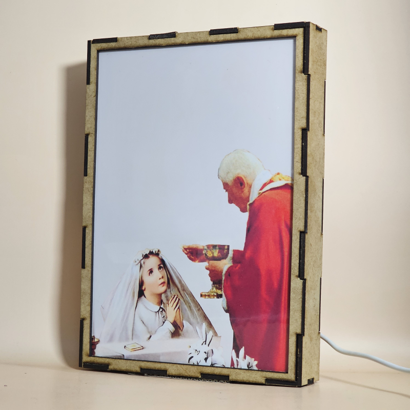 Lámpara con doble imagen  (Nuestro Señor Jesucristo), vista apagada, se esconde la imágen de atras.