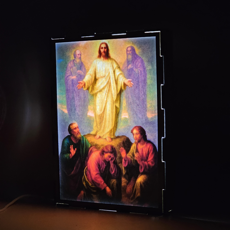 Lámpara con doble imagen el Cuarto misterio luminoso La Transfiguración del Señor (Nuestro Señor Jesucristo, El apostol Juan, El apostol Pedro, El apostol Santiago, El profeta Elías, Moises), vista encendida, donde se revela la ilustración completa al encender la luz LED.