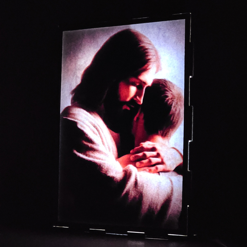 Lámpara con doble imagen  (Nuestro Señor Jesucristo), vista encendida, donde se revela la ilustración completa al encender la luz LED.