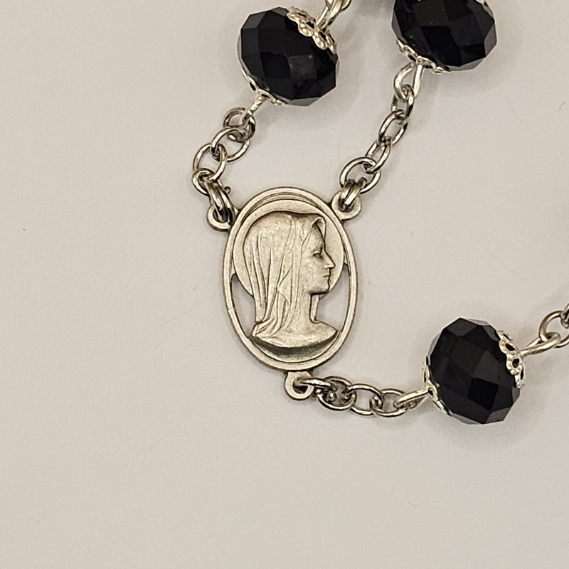 Medalla de la Virgen María de perfil