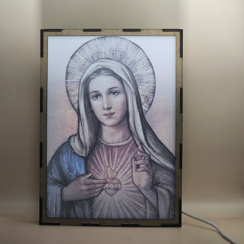 Lámpara con doble imagen  (La Virgen María, Inmaculado Corazon de María), vista encendida, con luz ambiente, donde se revela la ilustración completa al encender la luz LED.
