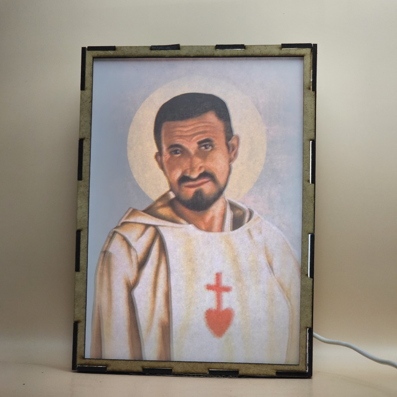 Lámpara con doble imagen  (Carlos de Foucauld), vista encendida, con luz ambiente, donde se revela la ilustración completa al encender la luz LED.