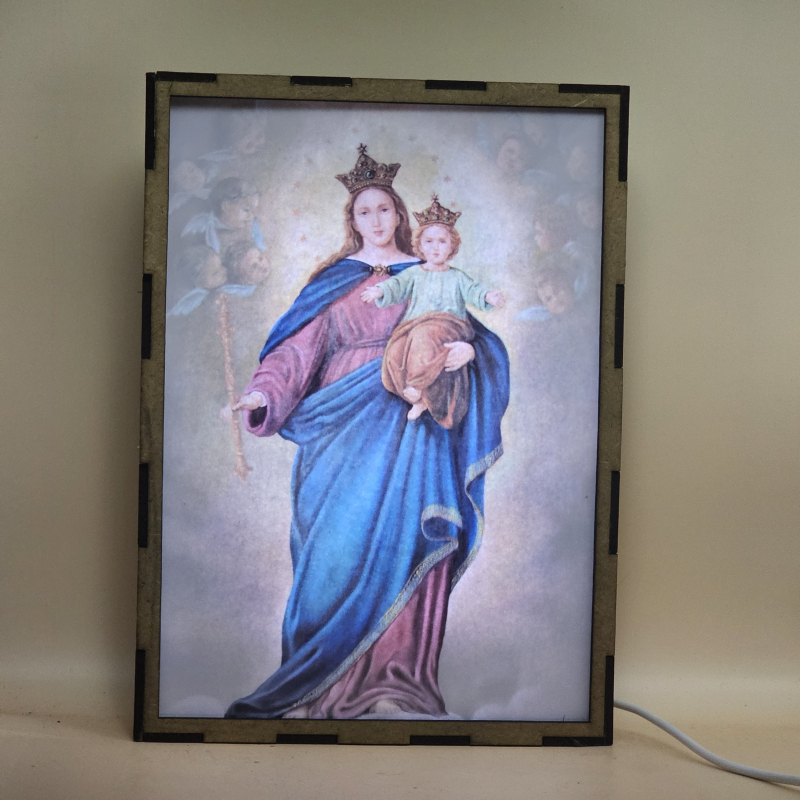 Lámpara con doble imagen  (Virgen María Auxiliadora), vista encendida, con luz ambiente, donde se revela la ilustración completa al encender la luz LED.