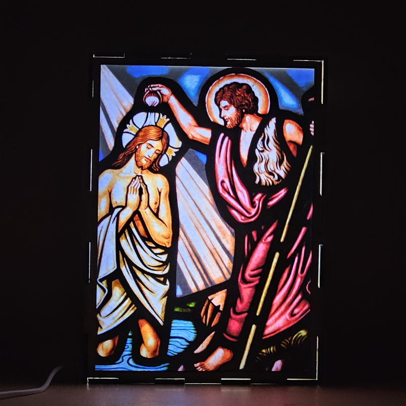 Lámpara con doble imagen el Primer misterio luminoso El Bautismo de Jesús en el Jordán (Nuestro Señor Jesucristo, San Juan Bautista), vista encendida, donde se revela la ilustración completa al encender la luz LED.