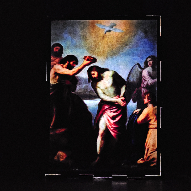 Lámpara con doble imagen el Primer misterio luminoso El Bautismo de Jesús en el Jordán (Nuestro Señor Jesucristo, San Juan Bautista), vista encendida, donde se revela la ilustración completa al encender la luz LED.