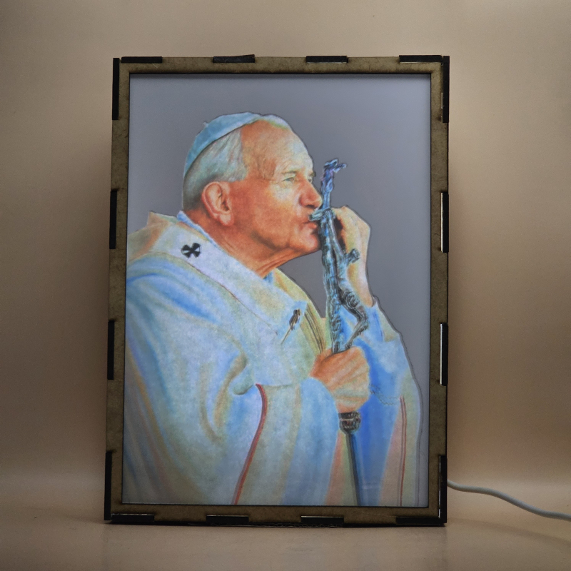 Lámpara con doble imagen  (San Juan Pablo II), vista encendida, con luz ambiente, donde se revela la ilustración completa al encender la luz LED.
