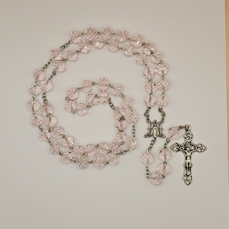 Rosario de cristal grande, facetado rosa claro semi transparente con cadena plateada