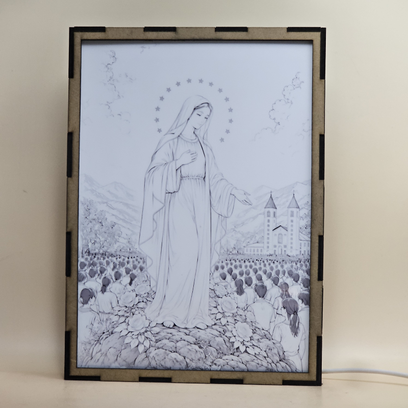 Lámpara LED de la Virgen de Medjugorje Reina de la Paz ante peregrinos y la iglesia - Galeria