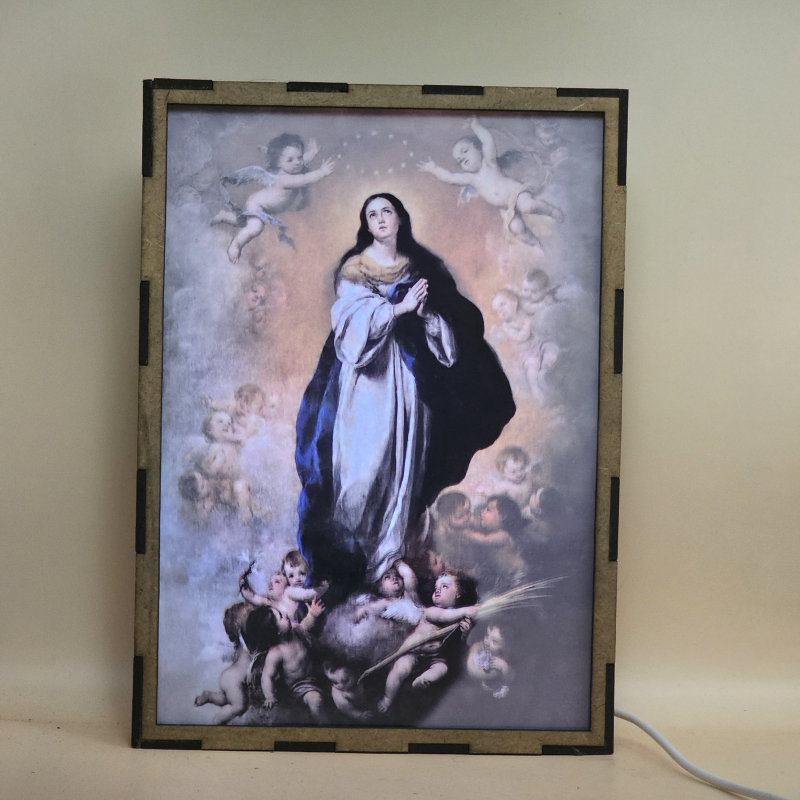 Lámpara con doble imagen  (La Inmaculada Concepción), vista encendida, con luz ambiente, donde se revela la ilustración completa al encender la luz LED.