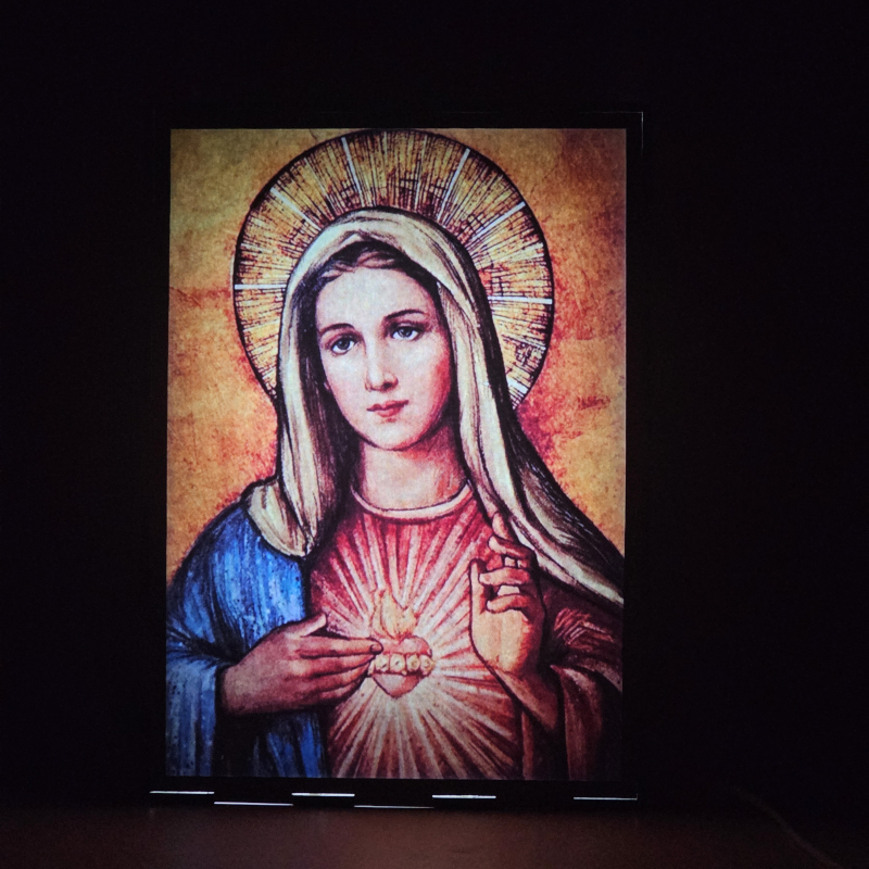 Lámpara con doble imagen  (La Virgen María, Inmaculado Corazon de María), vista encendida, donde se revela la ilustración completa al encender la luz LED.
