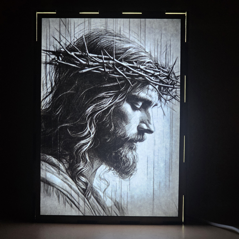 Lámpara con doble imagen el Tercer misterio doloroso La coronación de espinas (Nuestro Señor Jesucristo), vista encendida, donde se revela la ilustración completa al encender la luz LED.