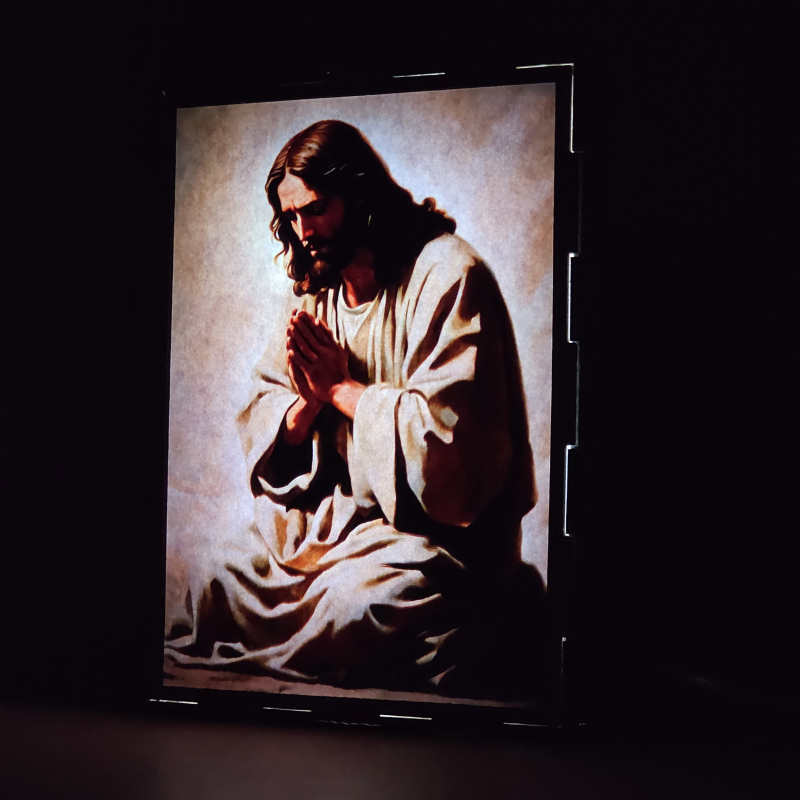 Lámpara con doble imagen el Primer Misterio Doloroso La oración de Jesus en el Huerto (), vista encendida, donde se revela la ilustración completa al encender la luz LED.