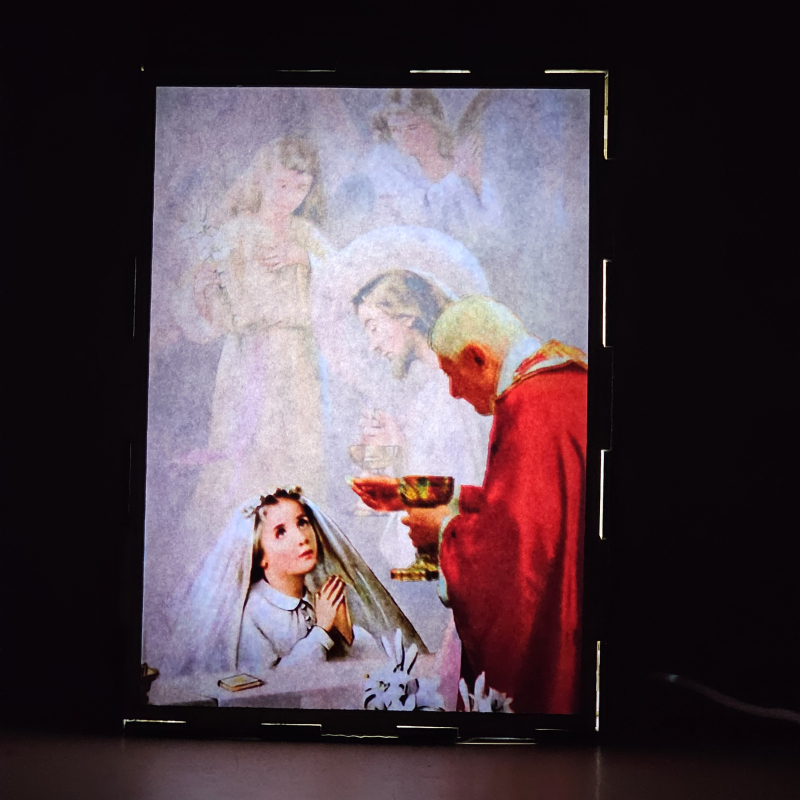 Lámpara con doble imagen  (Nuestro Señor Jesucristo), vista encendida, donde se revela la ilustración completa al encender la luz LED.