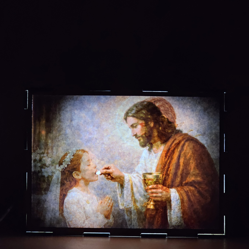 Lámpara con doble imagen  (Nuestro Señor Jesucristo), vista encendida, donde se revela la ilustración completa al encender la luz LED.