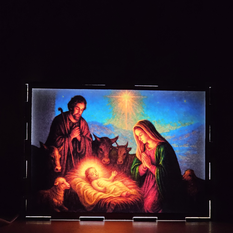 Lámpara con doble imagen el Tercer misterio gosozo El Nacimiento del Hijo de Dios (San José, La Virgen María, El niño Jesús), vista encendida, donde se revela la ilustración completa al encender la luz LED.