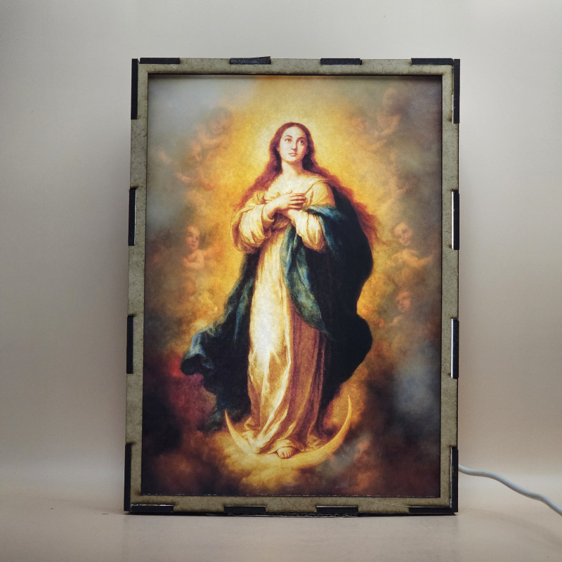 Lámpara con doble imagen  (La Inmaculada Concepción), vista encendida, con luz ambiente, donde se revela la ilustración completa al encender la luz LED.