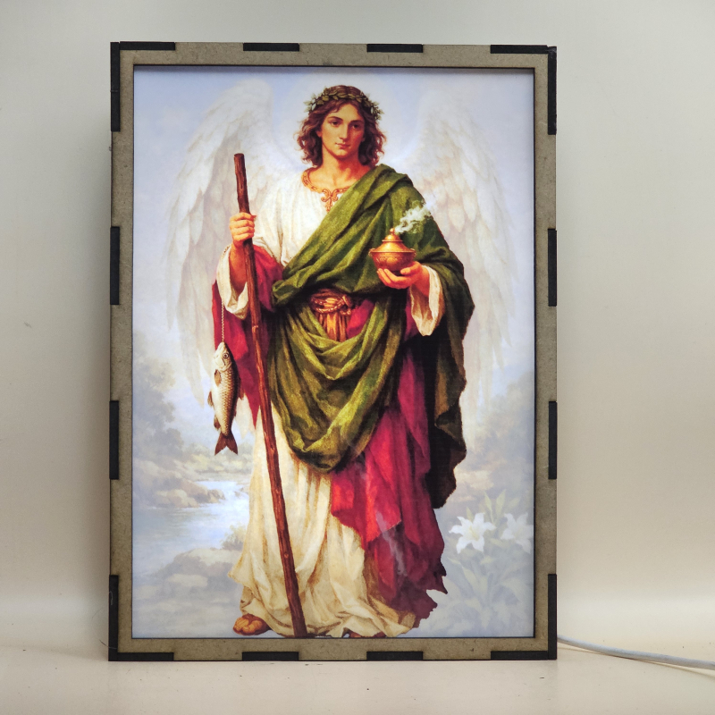 Lámpara LED de San Rafael Arcángel con pez y bastón, efecto doble imagen, USB y diseño católico para hogar, oración o regalo religioso. - Encendida con Luz Ambiente