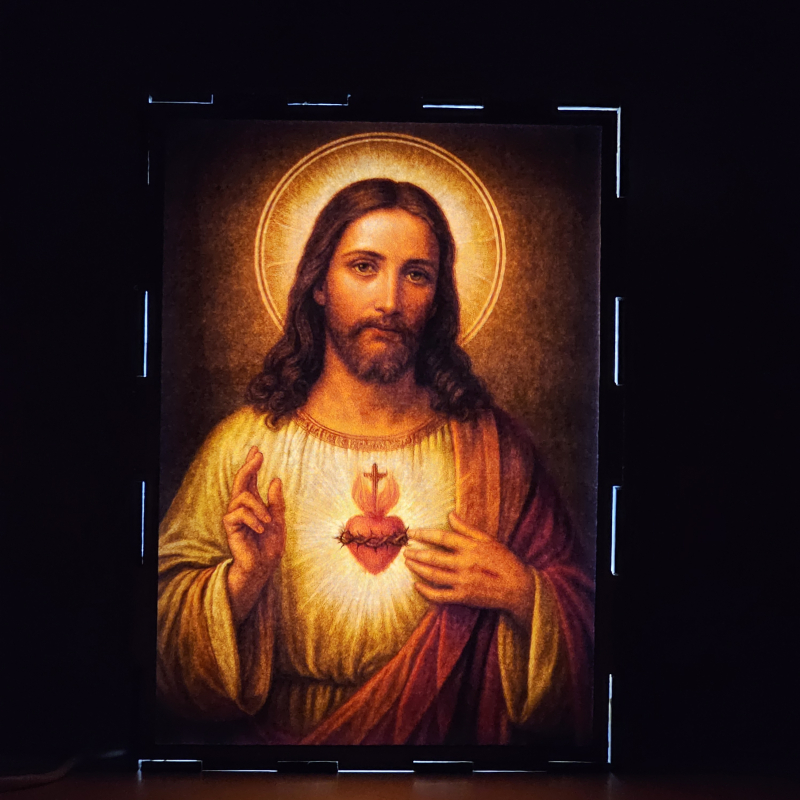 Lámpara con doble imagen  (Sagrado Corazón de Jesús), vista encendida, donde se revela la ilustración completa al encender la luz LED.