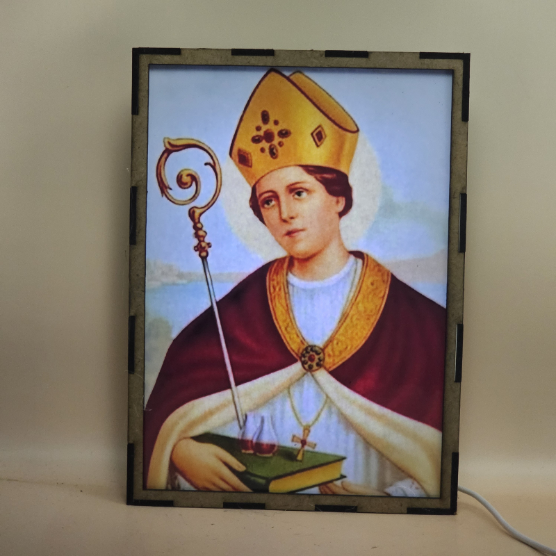 Lámpara con doble imagen  (San Genaro), vista encendida, con luz ambiente, donde se revela la ilustración completa al encender la luz LED.