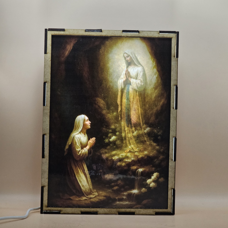 Lámpara con doble imagen  (Virgen de Lourdes), vista encendida, con luz ambiente, donde se revela la ilustración completa al encender la luz LED.