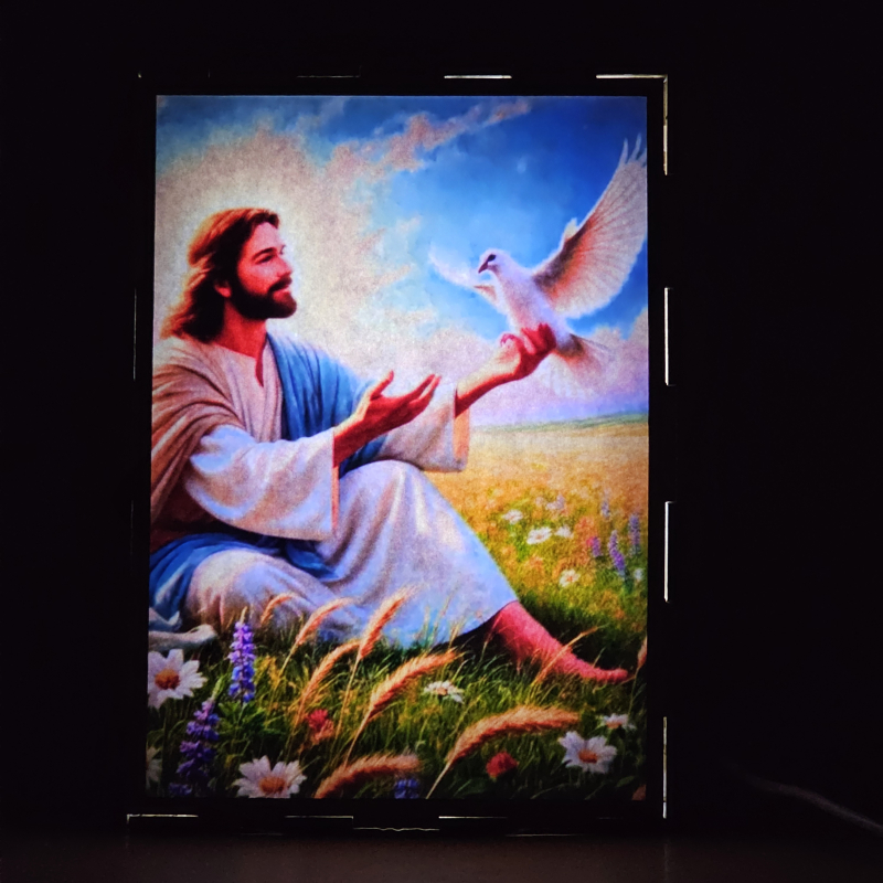 Lámpara con doble imagen  (Nuestro Señor Jesucristo), vista encendida, donde se revela la ilustración completa al encender la luz LED.