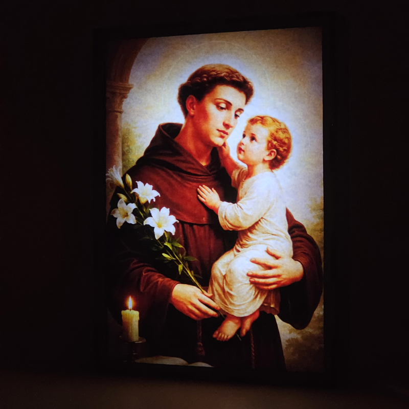 Lámpara LED de San Antonio de Padua con el Niño Jesús y lirios blancos - Encendida
