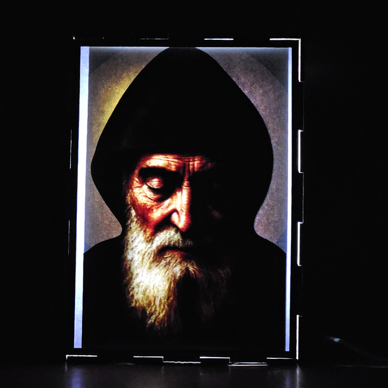 Lámpara con doble imagen  (San Charbel), vista encendida, donde se revela la ilustración completa al encender la luz LED.