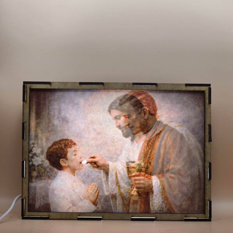 Lámpara con doble imagen  (Nuestro Señor Jesucristo), vista encendida, con luz ambiente, donde se revela la ilustración completa al encender la luz LED.