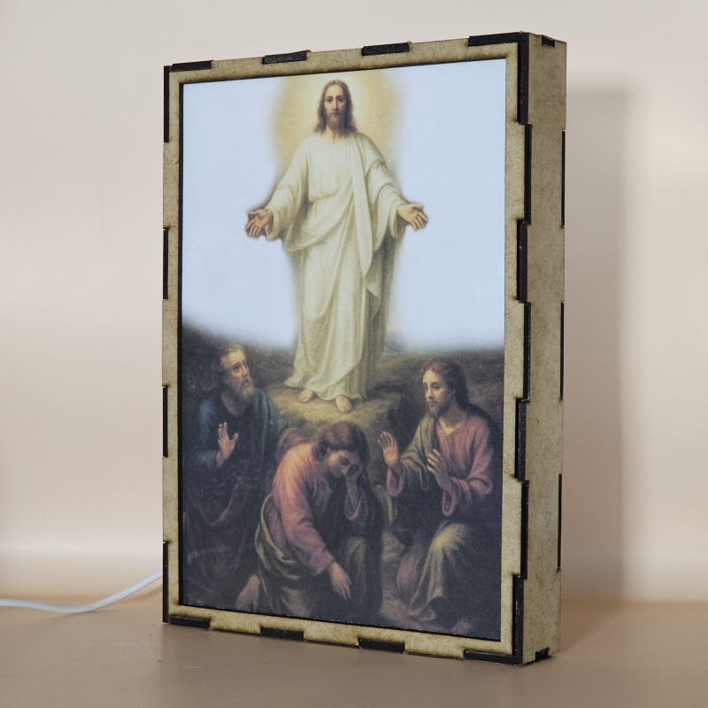 Lámpara con doble imagen el Cuarto misterio luminoso La Transfiguración del Señor (Nuestro Señor Jesucristo, El apostol Juan, El apostol Pedro, El apostol Santiago, El profeta Elías, Moises), vista apagada, se esconde la imágen de atras.