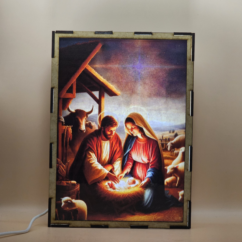 Lámpara con doble imagen el Tercer misterio gosozo El Nacimiento del Hijo de Dios (San José, La Virgen María, El niño Jesús), vista encendida, con luz ambiente, donde se revela la ilustración completa al encender la luz LED.