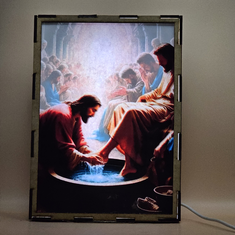 Lámpara con doble imagen  (Nuestro Señor Jesucristo), vista encendida, con luz ambiente, donde se revela la ilustración completa al encender la luz LED.