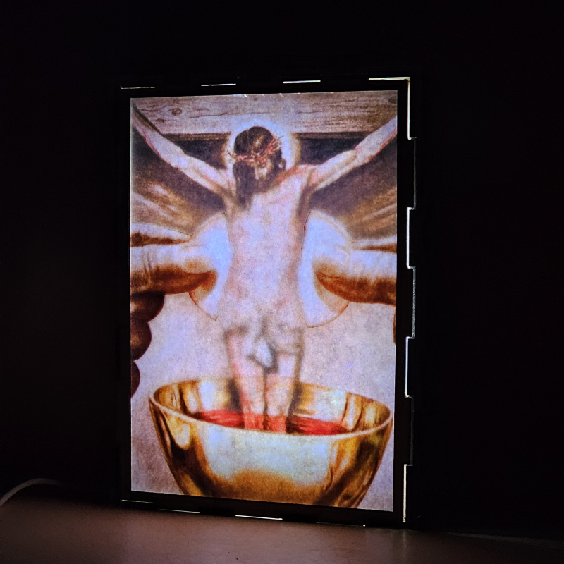 Lámpara con doble imagen el Quinto misterio doloroso La crucifixión y muerte de nuestro señor Jesucristo (Nuestro Señor Jesucristo), vista encendida, donde se revela la ilustración completa al encender la luz LED.