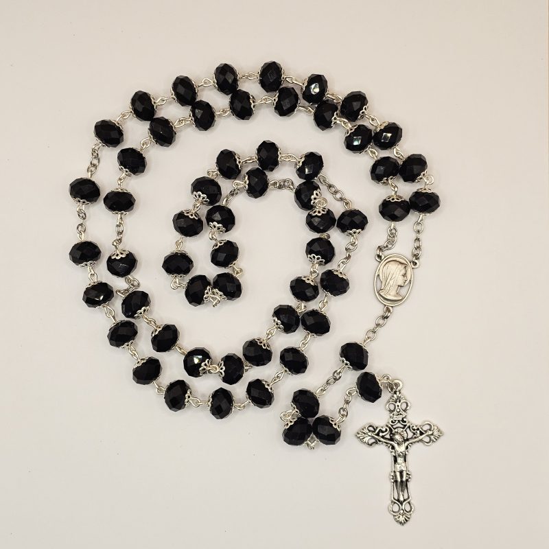 Rosario de cristal grande, facetado negro con cadena plateada