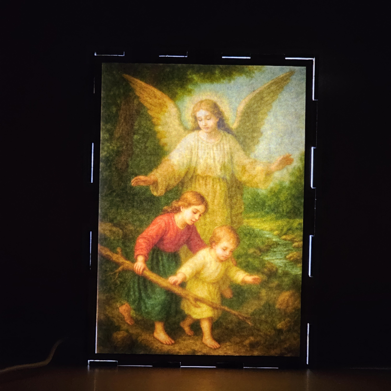 Lámpara con doble imagen  (Ángel de la guarda), vista encendida, donde se revela la ilustración completa al encender la luz LED.