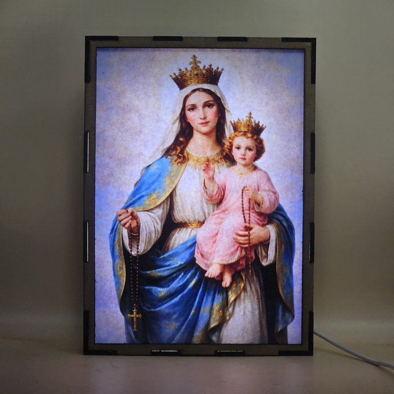 Lámpara con doble imagen  (Virgen del Rosario), vista encendida, con luz ambiente, donde se revela la ilustración completa al encender la luz LED.